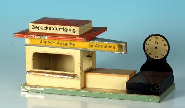 BING Gepaeckabfertigung: 26 x 9 cm, mit Dezimalwaage, deutliche Lackschaeden, Zeiger der Waage fehlt, Besichtigung erforderlich.