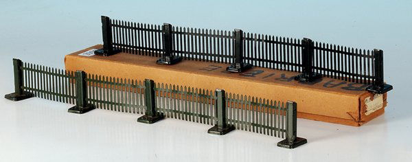 MARKLIN Zaun-Garnitur 2667: 2 Zaeune, Blech, gruen, guter Orig.-Zustand, im leicht beschaedigten OKT.