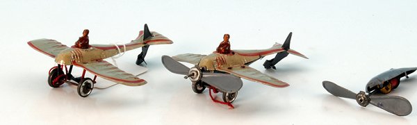 2 Penny-Toy Flugzeuge vermutlich PAYA: leichte Gebrauchspuren, Besichtigung empfohlen.