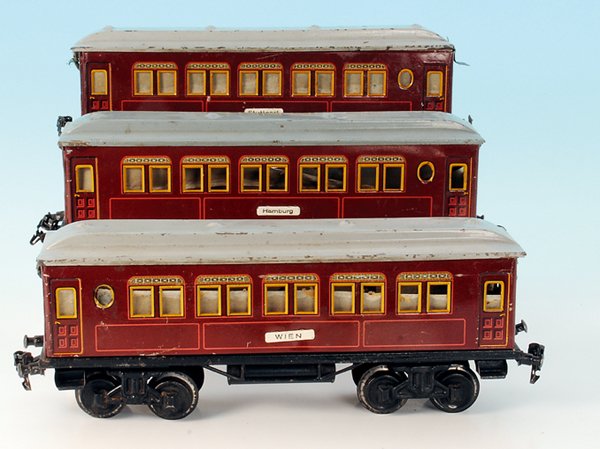 3 BING Schnellzugwagen: LÃ¤nge je 35 cm, braun lithogr., zusÃ¤tzlich Zuglaufschilder angebracht, Alterungs- und Gebrauchsspuren.