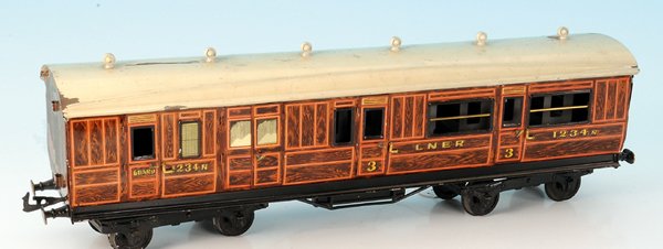 BING/BASSETT LOWKE engl. Personen-/Packwagen 1234 N: 47 cm, teak lithogr., Dach weiÃŸ handlackiert, mit Inneneinrichtung, Wagenkasten gut erhalten, deutliche LackschÃ¤den am Dach.