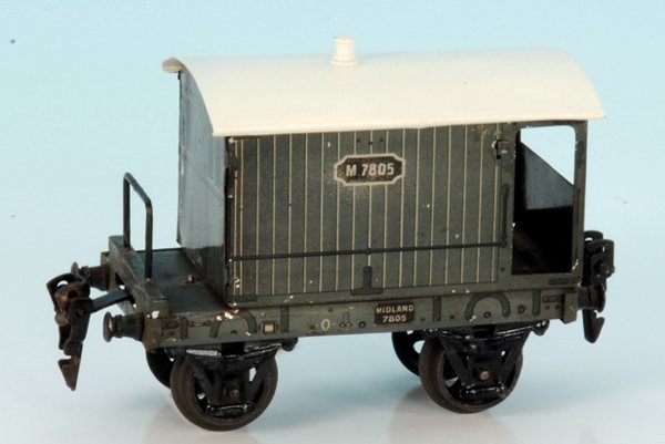 MÃ„RKLIN engl. GÃ¼terwagen gez. M 7805: 13 cm, Dach neulackiert, Gebrauchsspuren.