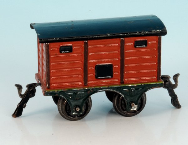 MÃ„RKLIN gedeckter GÃ¼terwagen 1804/0: 9,5 cm, braun, Dach schwarz, Hakenkupplungen, BlechspeichenrÃ¤der, leichte Gebrauchsspuren.