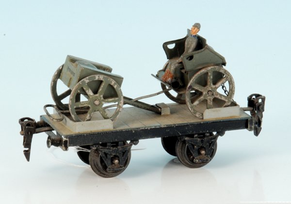 MÃ„RKLIN MilitÃ¤rtransportwagen 1925/8400/9/0: 14,5 cm, beladen mit FeldkÃ¼che und Protze sowie 1 Heyde Soldat, guter Orig.-Zustand, leichte Gebrauchsspuren,