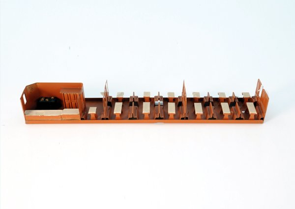 MÃ„RKLIN Speisewageneinrichtung fÃ¼r 1942/0: 33,5 cm, braun, AusfÃ¼hrung: Sowohl fÃ¼r Scharnierdach als auch Einklipsdach (kleine Einschnitte am Boden), guter Orig.-Zustand.