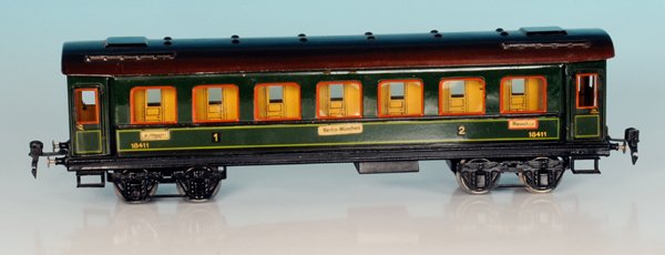 MÃ„RKLIN D-Zug-Wagen 1841/1 G: 42 cm, grÃ¼n lithogr., Dach schwarz handlackiert, mit Inneneinrichtung, 6 original Zuglaufschilder, massive RÃ¤der, guter Orig.-Zustand.