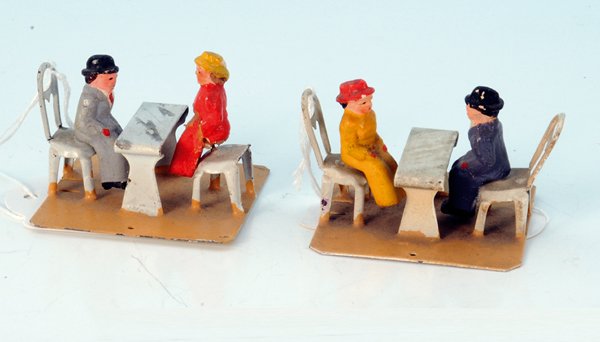 2 MÃ„RKLIN Sitzgruppen 2677: mit 4 Orig.-Figuren, 1 Lehne abgebrochen, leichte Gebrauchsspuren.