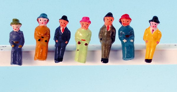 7 Replika Sitzfiguren aus Masse, Spur 0 GrÃ¶ÃŸe: 4 Damen, 3 Herren, guter Zustand.