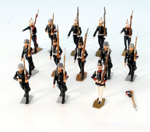 13 Bleifiguren Soldaten: Deutsche und Andere, gemarkt Made in Uruguay, guter Zustand.