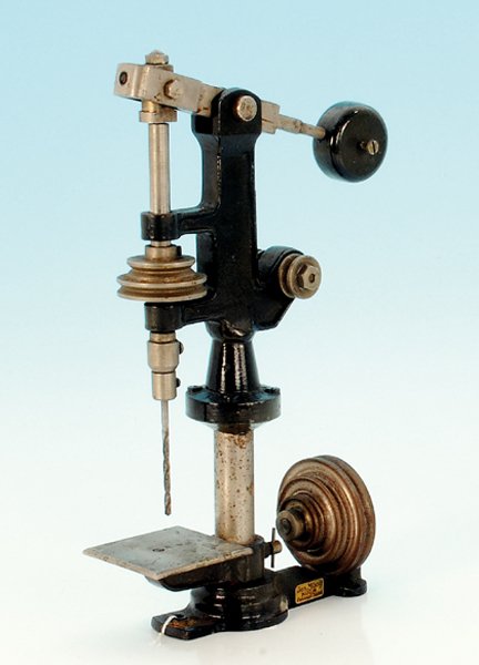 Betriebsmodell "StÃ¤nder-Bohrmaschine": HÃ¶he 28 cm, schwere AusfÃ¼hrung, grau handlackiert, Fabrikat nicht festgestellt.