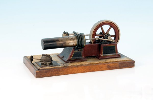 CARETTE HeiÃŸluftmotor 687: 32,5 x 17,5 cm, Holzgrundplatte mit Blech-Fliesenboden, massives Gussdrehgestell, Rechaud und Schornstein fehlen, LackschÃ¤den, Brandspuren, Besichtigung erforderlich.