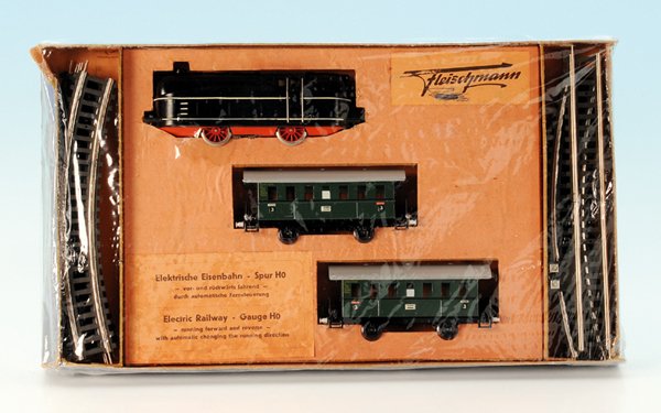 FLEISCHMANN Zugpackung 1300/2: Inhalt: Stromlinienlokomotive, 2 Wagen sowie Schienenkreis, guter Orig.-Zustand, im OKT.