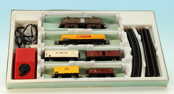 LIMA Zugpackung 8002: Inhalt: E-Lok BR 424, 5 GÃ¼terwagen, Gleismaterial und Trafo, im OKT mit starken Alterungs- und Gebrauchsspuren, sonst gut erhalten.