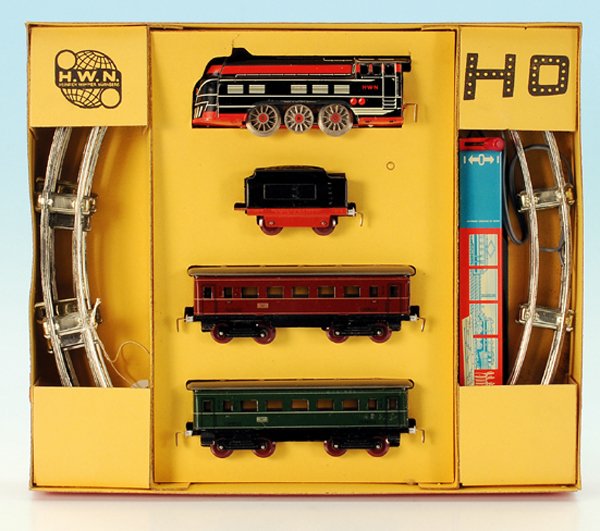 HWN Zugpackung mit Stromlinienlok: Inhalt: Dampflok Batterieantrieb, 2 Wagen, Schienenkreis und FahrgerÃ¤t, Ã¼berdurchschnittlich guter Orig.-Zustand, im OKT., selten!