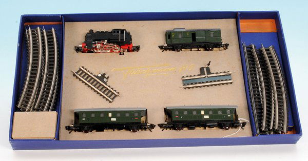 FLEISCHMANN Zugpackung 1320/3: Inhalt: Tenderlok, 3 DonnerbÃ¼chsen sowie Schienenkreis, die Kunststoffteile der Wagen sind altersbedingt verzogen, sonst guter Orig.-Zustand, im OKT.