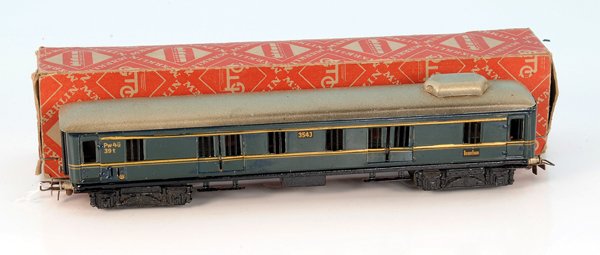 MÃ„RKLIN int. Packwagen 354 JBK.2: Blech, groÃŸe Vollgussdrehgestelle (ohne Zinkpest) mit BK 4.0, orig. Innenbeleuchtung mit Schleifer, minimal ausgeblichen, sonst guter Orig.-Zustand, im OKT.