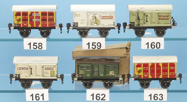 1 MARKLIN Kleintierwagen 1686/0: 2 achs., 13 cm, seltene Ausführung, n i c h t d u r c h b r o c h e n e S e i t e n w ä n d e, rot, Dach weiss, Zwischenboden und 1 Hühnerfigur, guter Orig.-Zustand, winzige Lackschäden am Dach, R