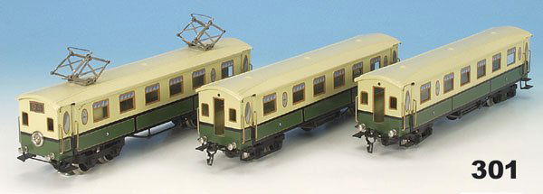 1 HEHR Triebwagenzug NL 70/12920, 3-teilig: Motorwagen mit 2 Beiwagen, 35,5 cm, grün/creme handlackiert, guter Orig.-Zustand.