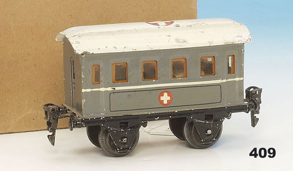 1 MARKLIN SanitAtswagen 1828/0: 2 achs., 13,5 cm, grau, Dach weiss handlackiert, Cellonscheiben, lose eingelegte nicht zugehörige Inneneinrichtung, Orig.-Zustand, einige Lackschäden, Gebrauchsspuren, in Karton.