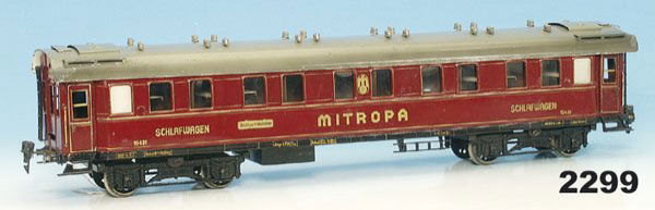 1 MARKLIN D-Zug-Schlafwagen 1943/1: 4 achs., 57 cm, rot, Dach grau handlackiert, m i t I n n e n e i n r i c h t u n g, Wagenkasten guter Orig.-Zustand, minimale Ausbesserung auf einer Seitenwand, Dach mit Druckstellen, Lackschäden tei