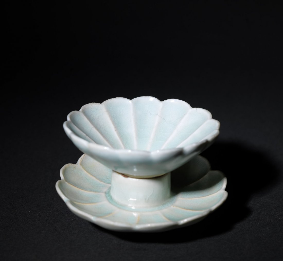 A Qingbai Cup Stand: A Qingbai Cup Stand 5.5cm,7cm