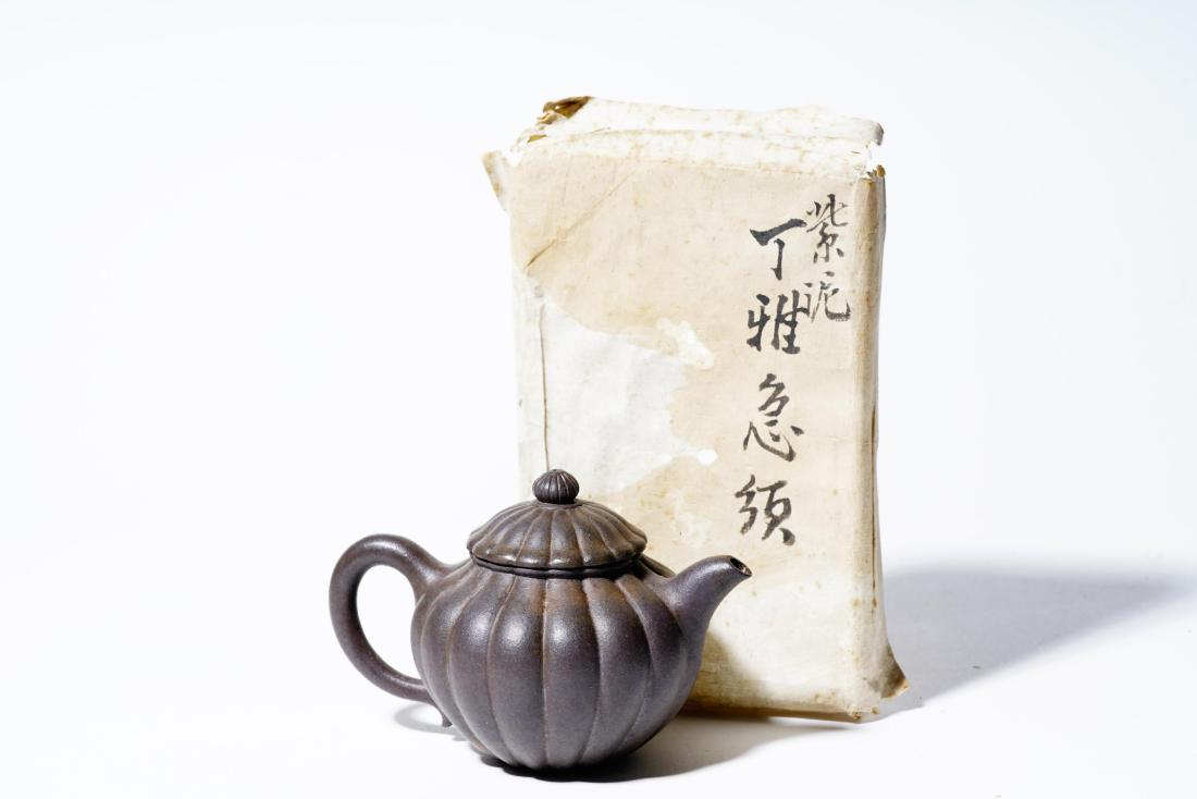 A Chinese Zisha Teapot: 18th L11cm, This auction requires the prior registration of a valid debit/credit card, and passport. Any online bidding over 300,000 JPY will not be accepted. On-site or telephone bidding can be highe