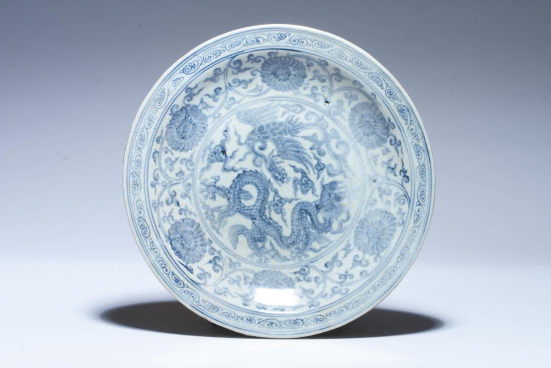 A Chinese Blue and White Porcelain Plate: Ming Dynasty D24.6cm, This auction requires the prior registration of a valid debit/credit card, and passport. Any online bidding over 300,000 JPY will not be accepted. On-site or telephone bidding ca