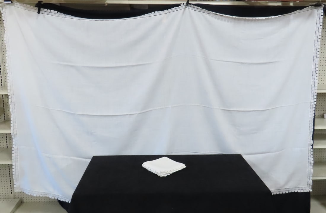 Hand Worked Lace Edge Tablecloth & 8 Napkin Set: cloth is 64x108"- excellent condition All antique items have wear consistent with age please review all photos, and please read terms & conditions and ask questions before bidding.