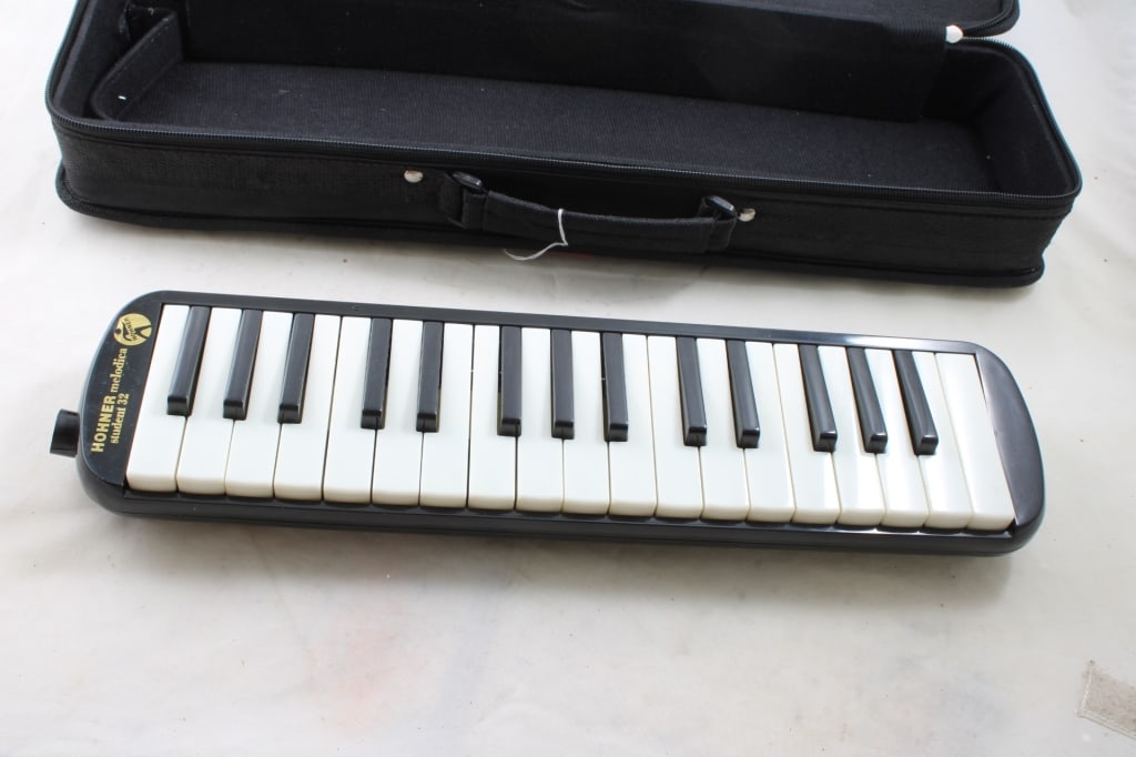 Hohner Melodisa Instrument Student #32 in Case: Hohner Melodisa Instrument Student #32 in Case- As pictured working. Please ask questions and read terms & conditions before bidding.