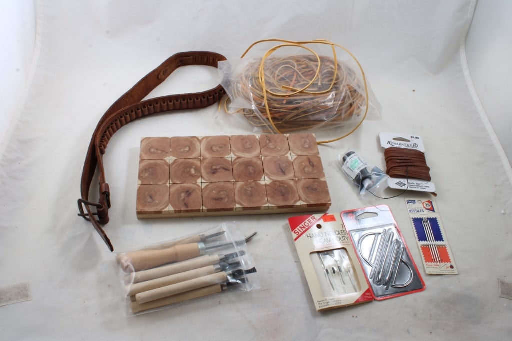 Needles for Leather, Laces, Ammo Belt: Needles for Leather, Laces, Ammo Belt- As pictured. Please ask questions and read terms & conditions before bidding.