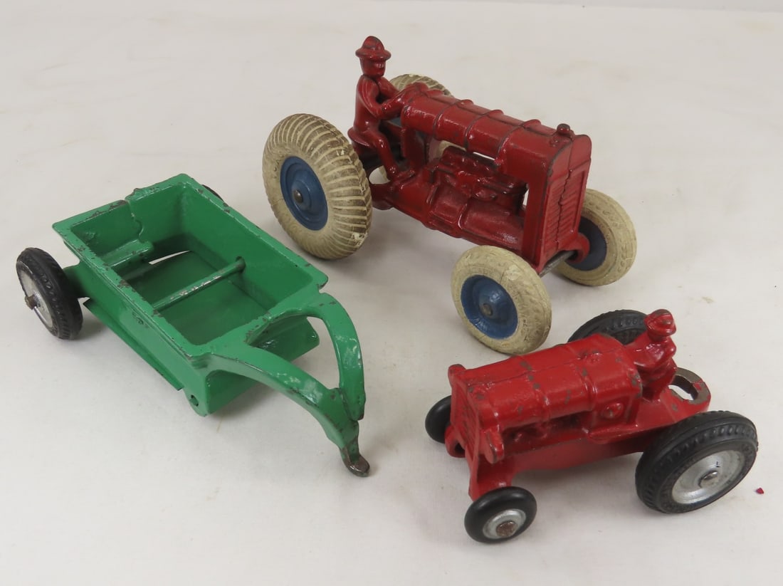Arcade 284 Tractor & 2660 Scraper, 2660 Tractor: Antique Cast Iron, rear wheels on scraper have been replaced. 5" tractor with Arcade Balloon tires 1800x24 Please ask questions and read terms & conditions before bidding.