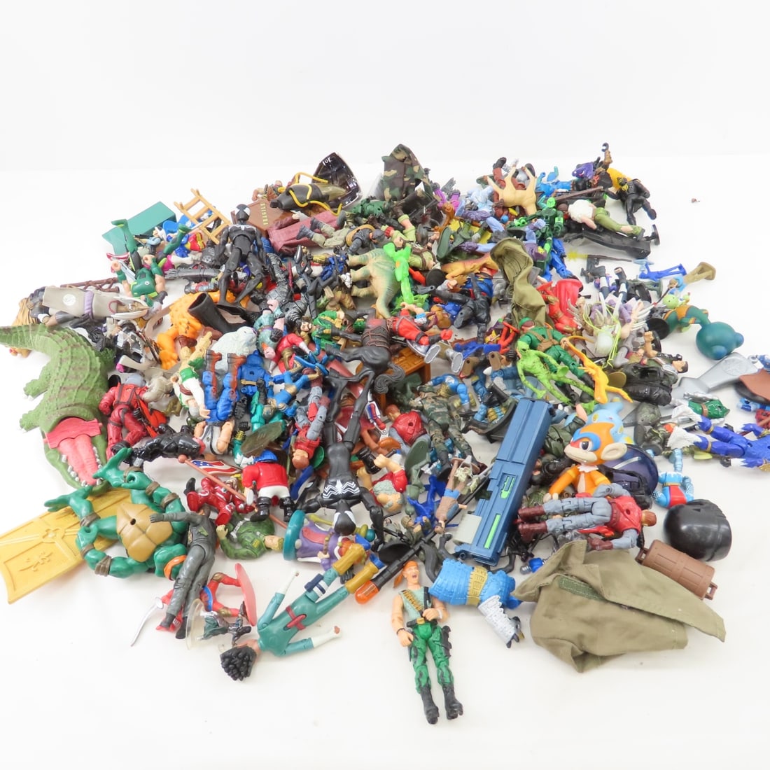 Mixed loose action figures & accessories (1 of 8)