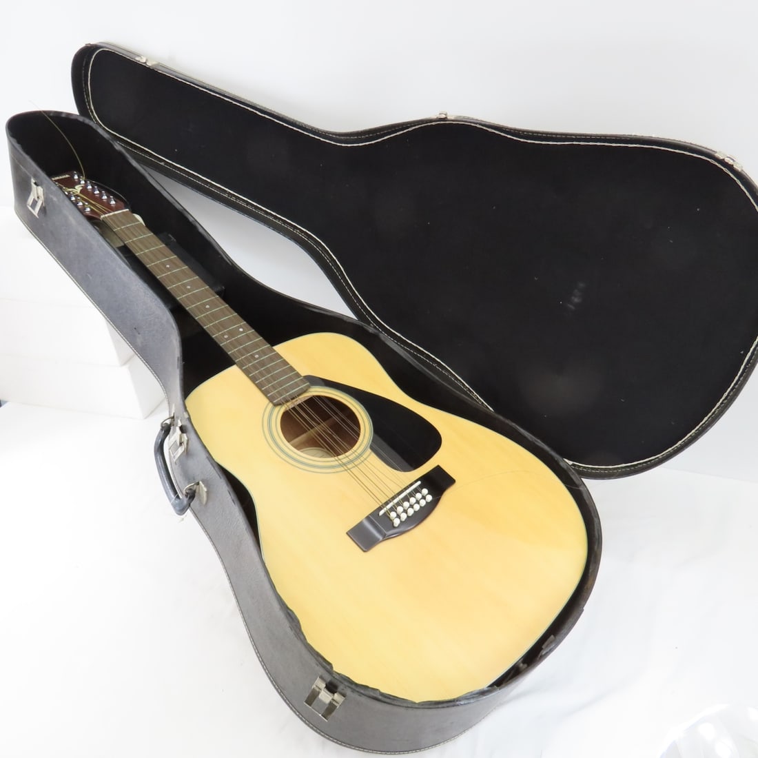 Yamaha 12 String Guitar in Case (1 of 11)