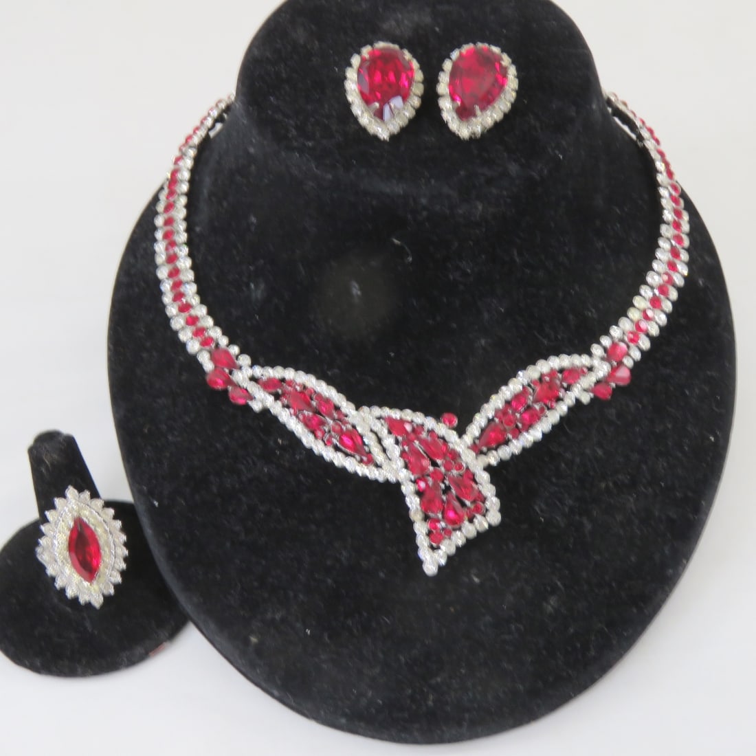 Crown Trifari Red & Clear Rhinestone Choker (1 of 11)