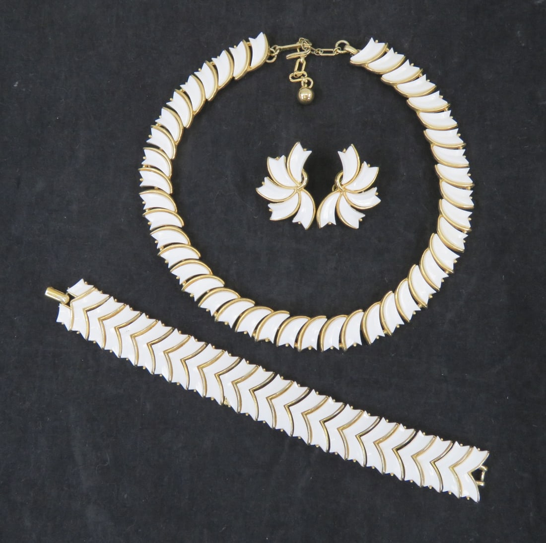Vintage Crown Trifari White Thermoset Parure: Vintage Crown Trifari White Thermoset Parurechoker necklace, bracelet & clip earrings Please ask questions and read terms & conditions before bidding.