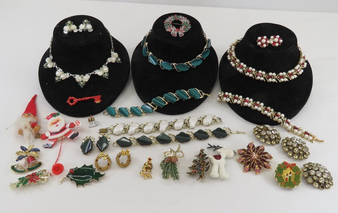 Vintage Thermoset & Christmas Jewelry - some sets (1 of 20)