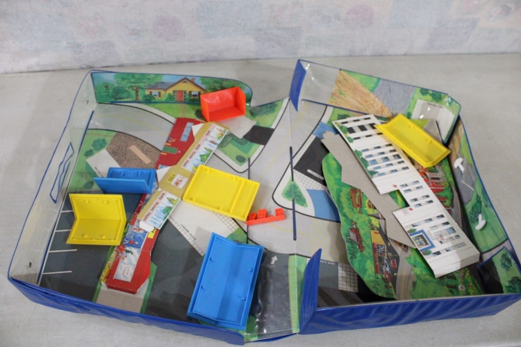 1977 Lesney Matchbox Fold Out Town Case: 1977 Lesney Matchbox Fold Out Town Case As pictured. Please read ask questions an read terms & conditions before bidding.