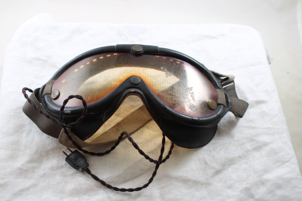 WW2 Era Polaroid Aviation Goggles #1065: WW2 Era Polaroid Aviation Goggles #1065 Marked 24V - may be anti fog googles for Pilots as pictured. Please read ask questions an read terms & conditions before bidding.