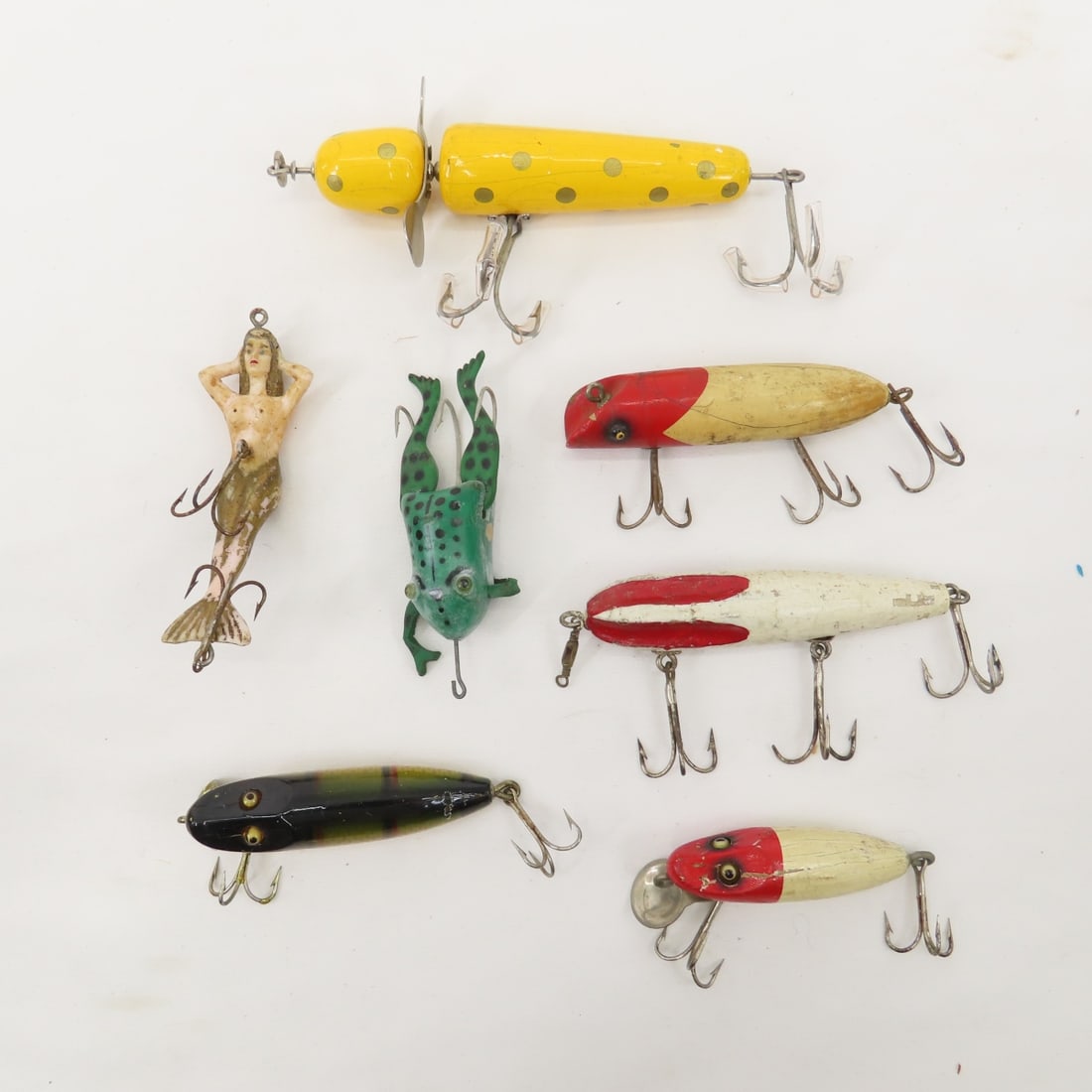 Paw Paw, South Bend & other vintage fishing lures: Paw Paw, South Bend & other vintage fishing lures Please ask questions & read terms & conditions before bidding.