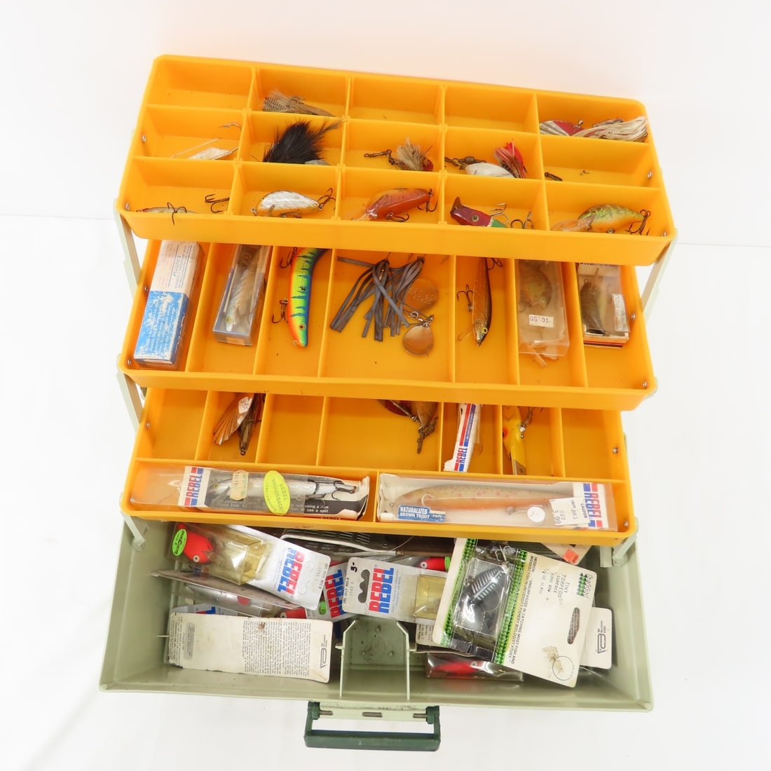 Vintage tackle box with fishing lures and gear: Vintage tackle box with fishing lures and gearRebel 600 box full of Rebel lures, many in packages and boxes plus other lures Please ask questions & read terms & conditions before bidding.
