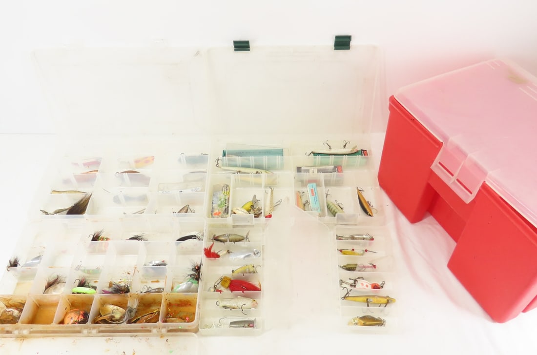 Tackle box/trays with lures and gear: Tackle box/trays with lures and gear Please ask questions & read terms & conditions before bidding.