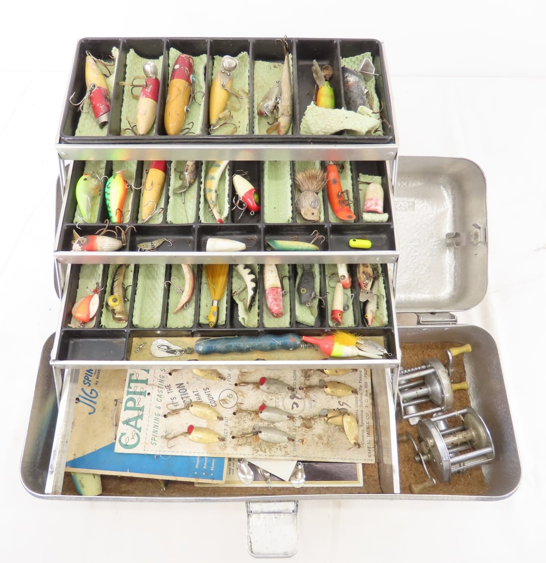 Vintage UMCO tackle box with lures and gear (1 of 11)