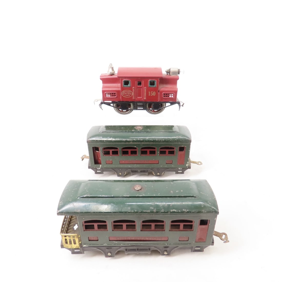 Lionel 150 Electric Locomotive with 2 cars: Lionel 150 Electric Locomotive with 2 cars Please ask questions and read terms & condition before bidding.