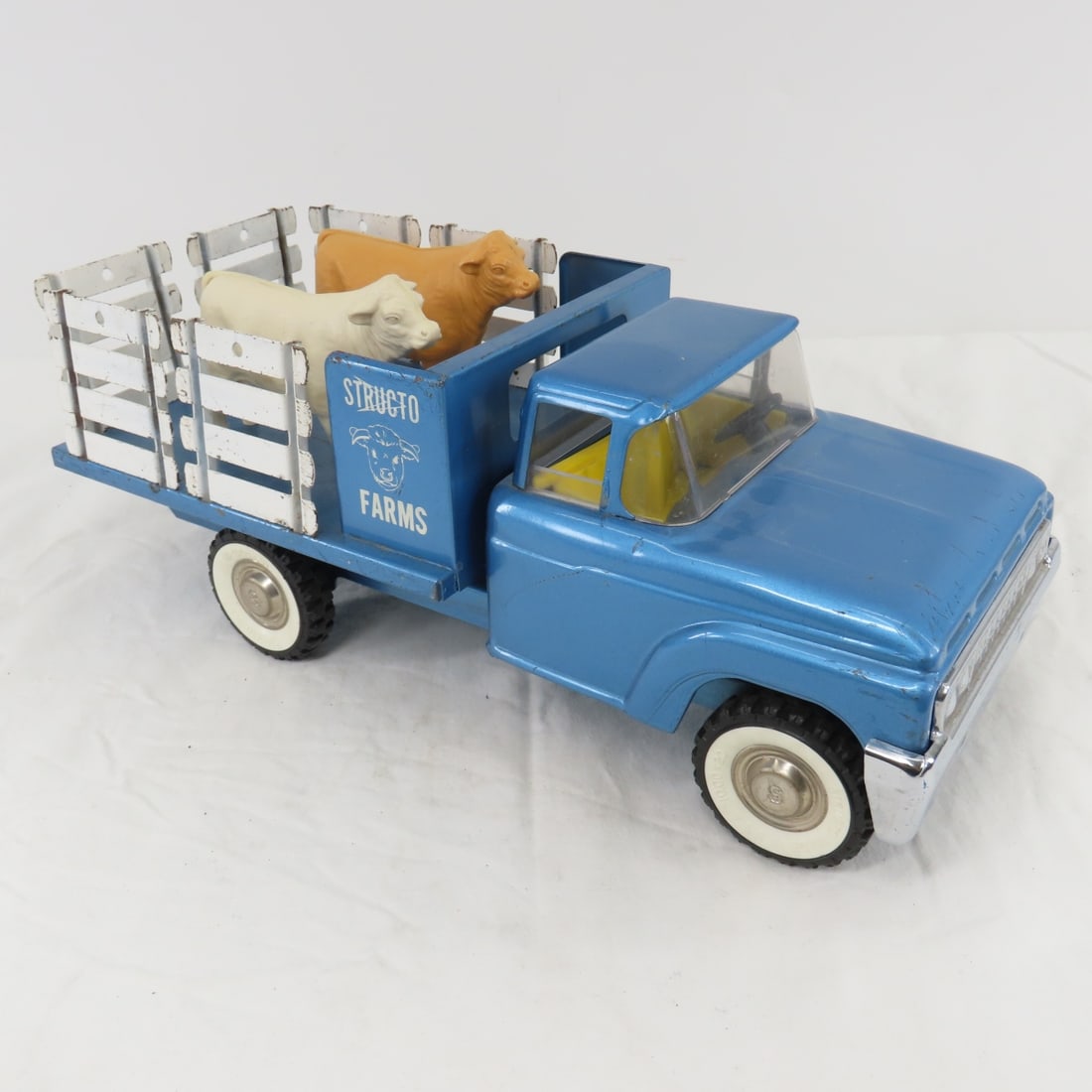 Structo Farms Stake truck with 2 cows (1 of 16)