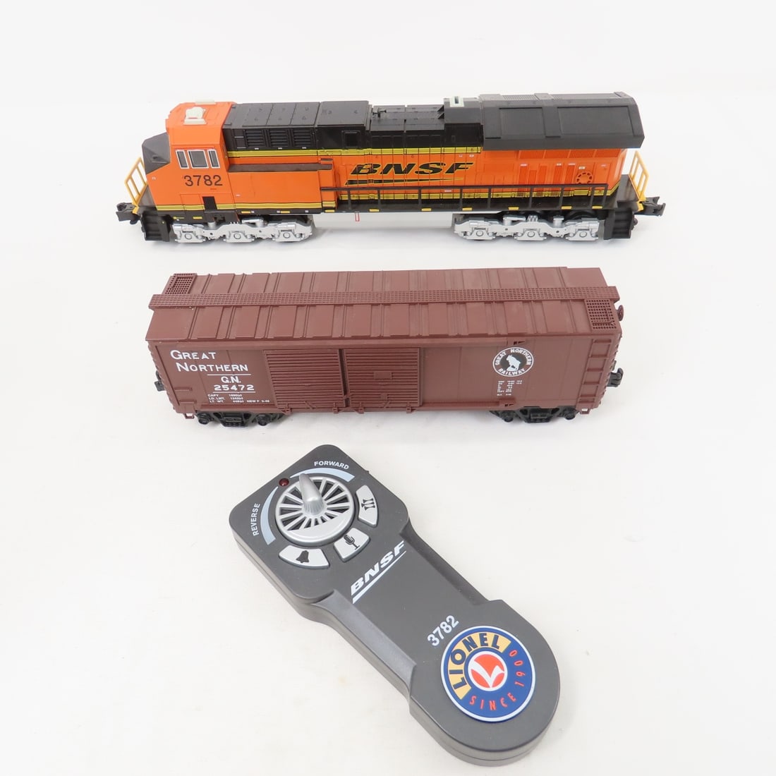 Lionel BNSF 3782 Lion Chief Engine with remote: Lionel BNSF 3782 Lion Chief Engine with remote and box car Please ask questions and read terms & condition before bidding.