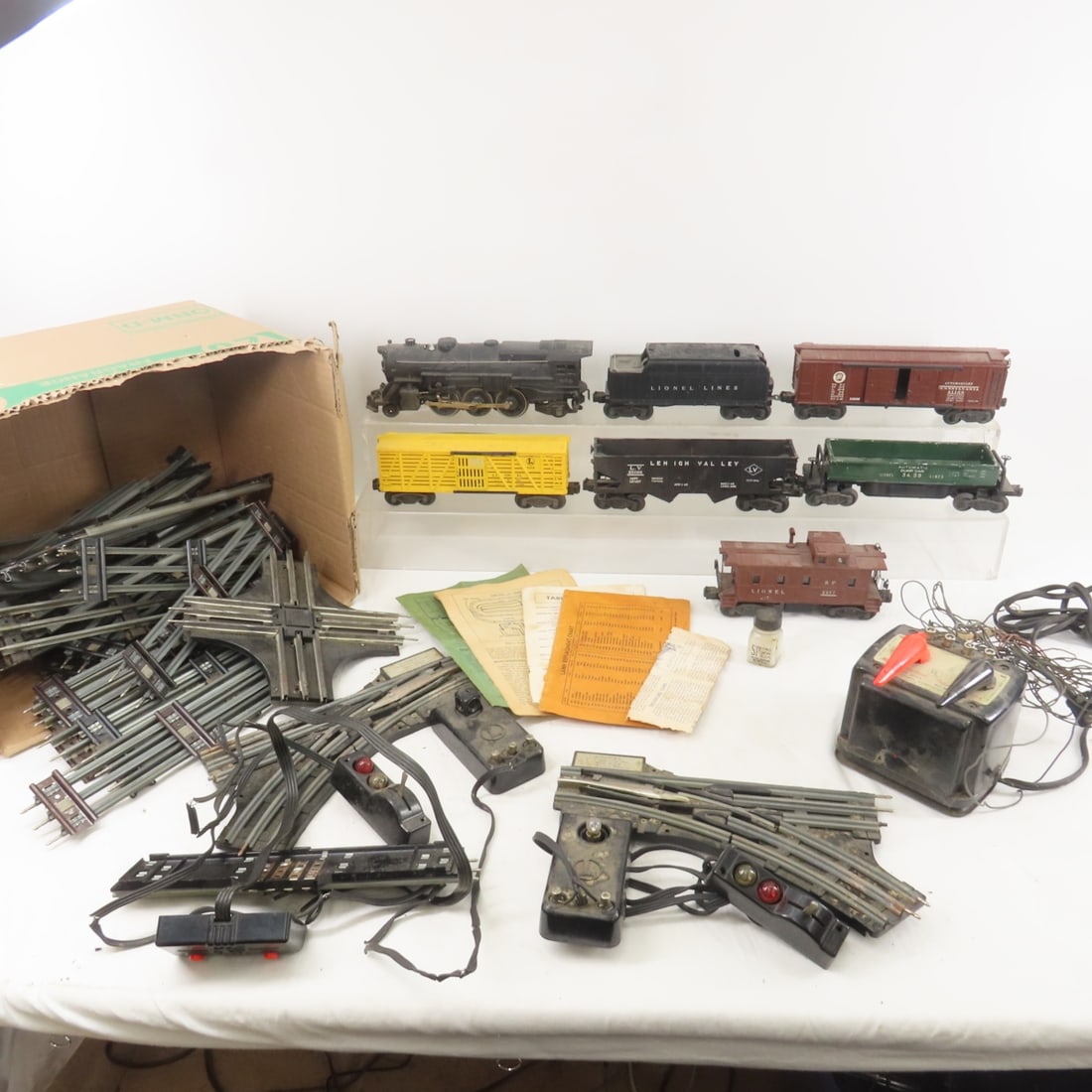 Lionel 675 Locomotive & Tender with cars & track: Lionel 675 Locomotive & Tender with cars & track and transformer Please ask questions and read terms & condition before bidding.