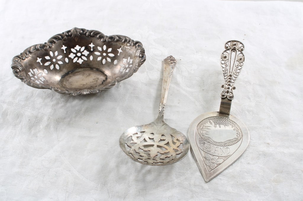 3 Antique Sterling Pieces 69 Grams: 3 Antique Sterling Pieces 69 GramsHeirloom Sterling Silver Danish Rose Nut Spoon, JC .925 Sterling Serving Piece & Sterling silver Filigree Small Bowl. Total Weight is 69 Grams as pictured. Please ask