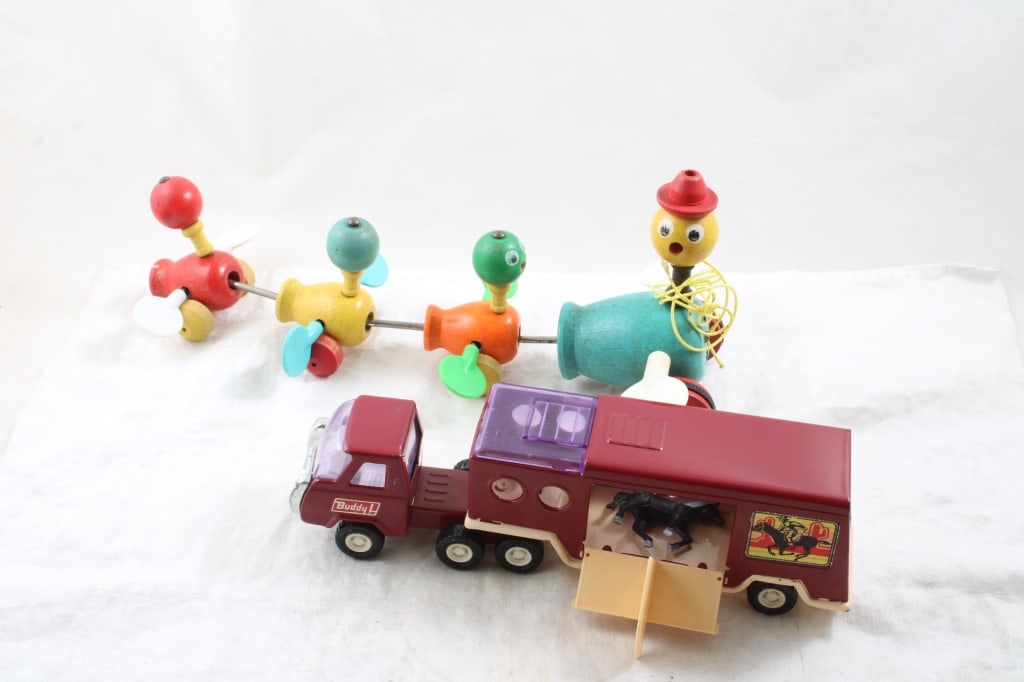 Fisher Price Gabby Goofies Pull Toy, Buddy L Horse: Fisher Price Gabby Goofies Pull Toy, Buddy L HorseTrailer with 2 Horses as pictured. Please ask questins and read terms & conditions before bidding.