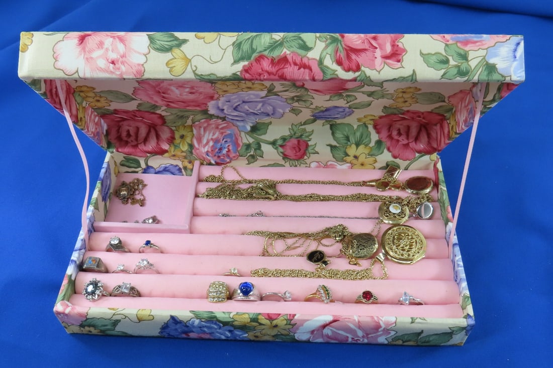 Vintage jewelry box with rings and necklaces: Vintage jewelry box with rings and necklaces many lockets, 1928 brand Please ask questions and read terms & conditions before bidding.