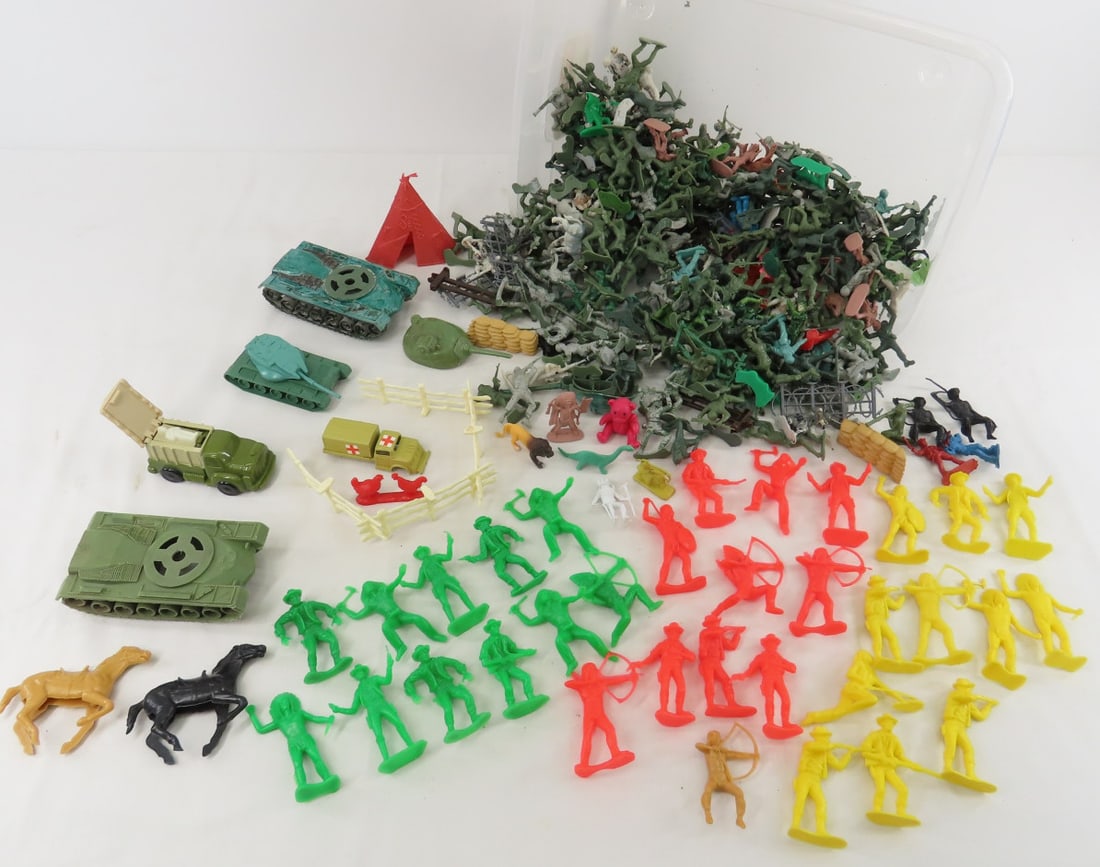 Vintage plastic army men, cowboys & Indians (1 of 18)
